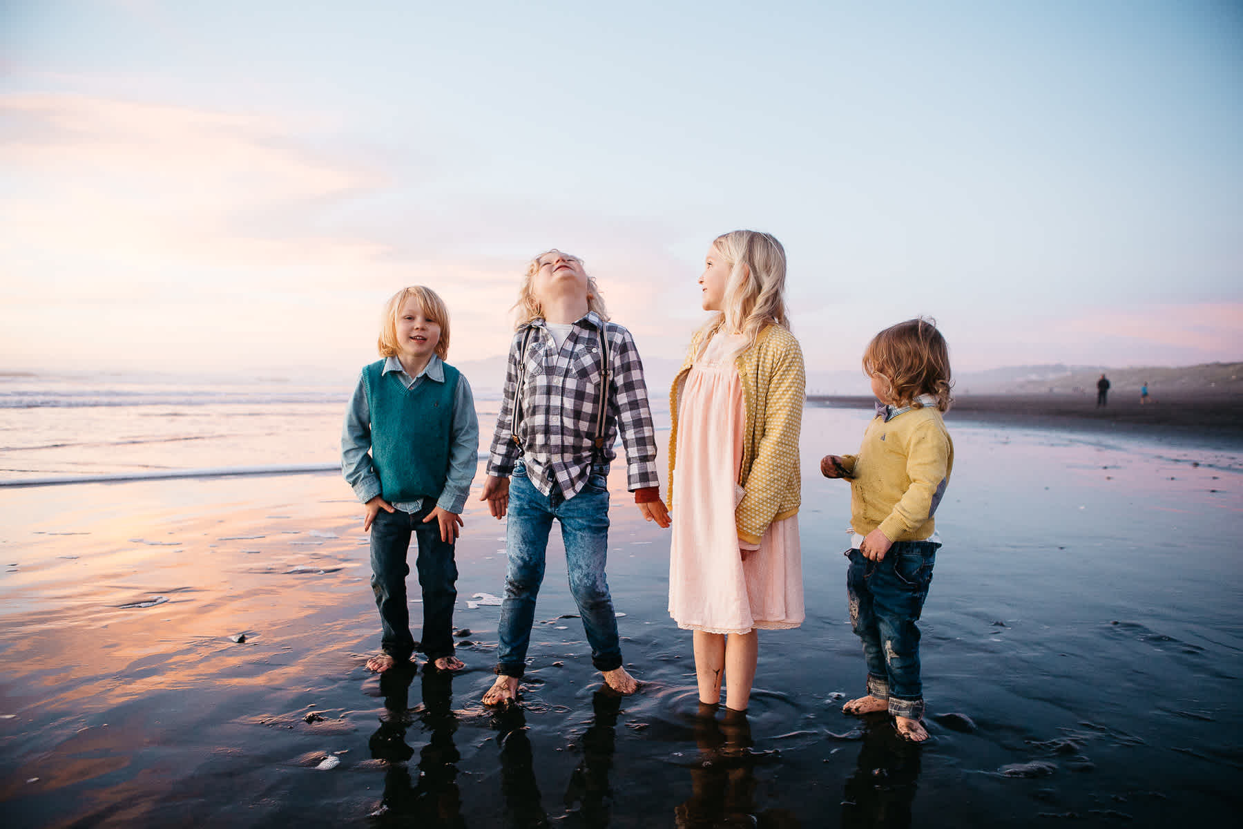four-kids-lifestyle-session-ocean-beach