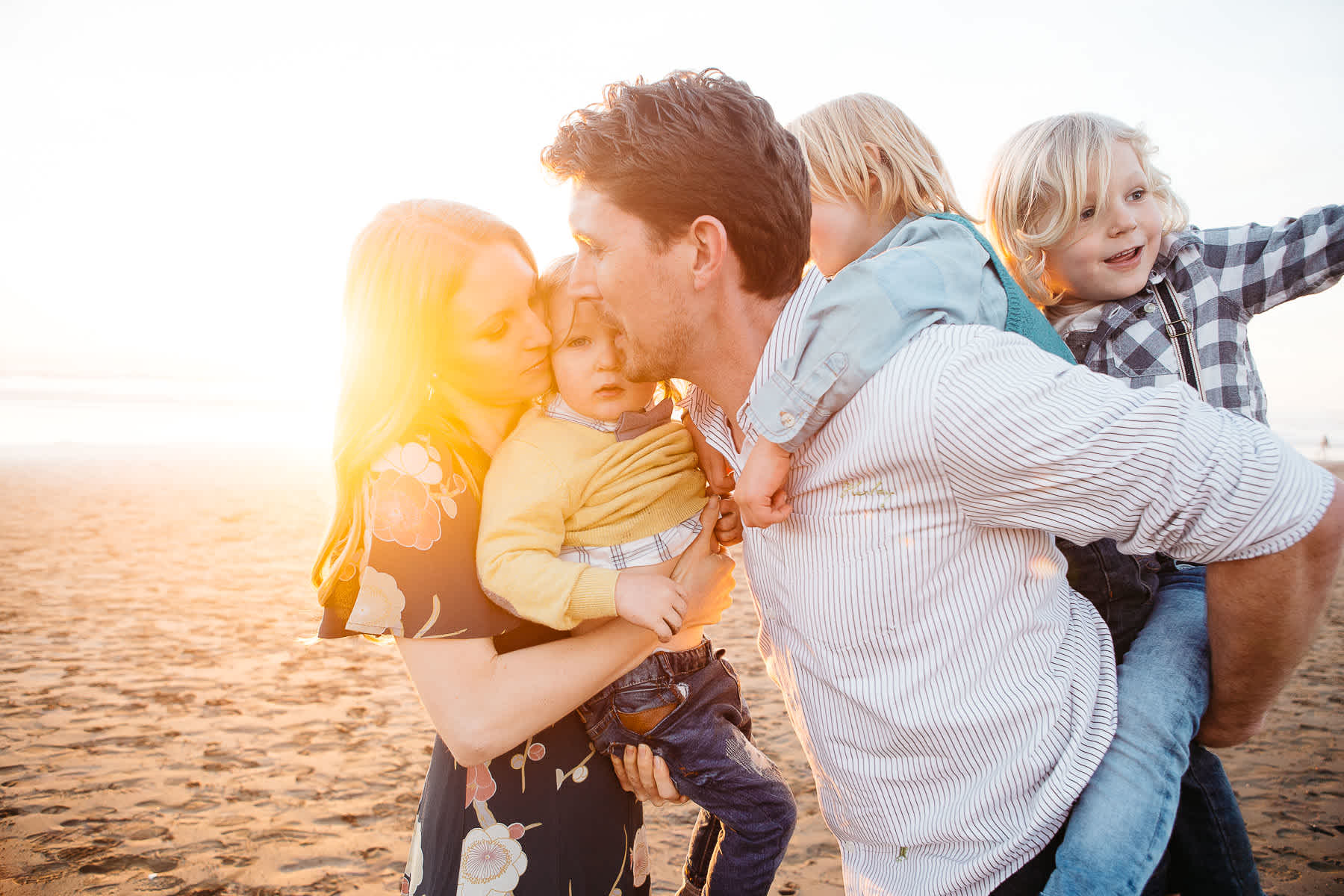 golden-light-ocean-beach-family-playing-lifestyle-session