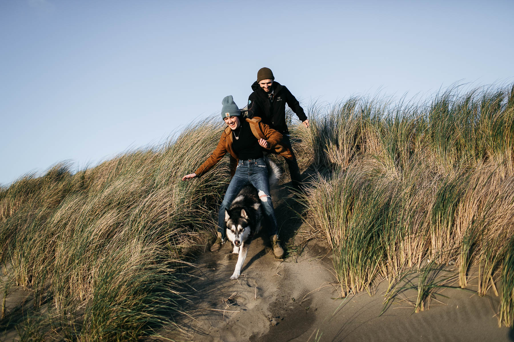ocean-beach-sf-malamute-couple-session-golden-light-9