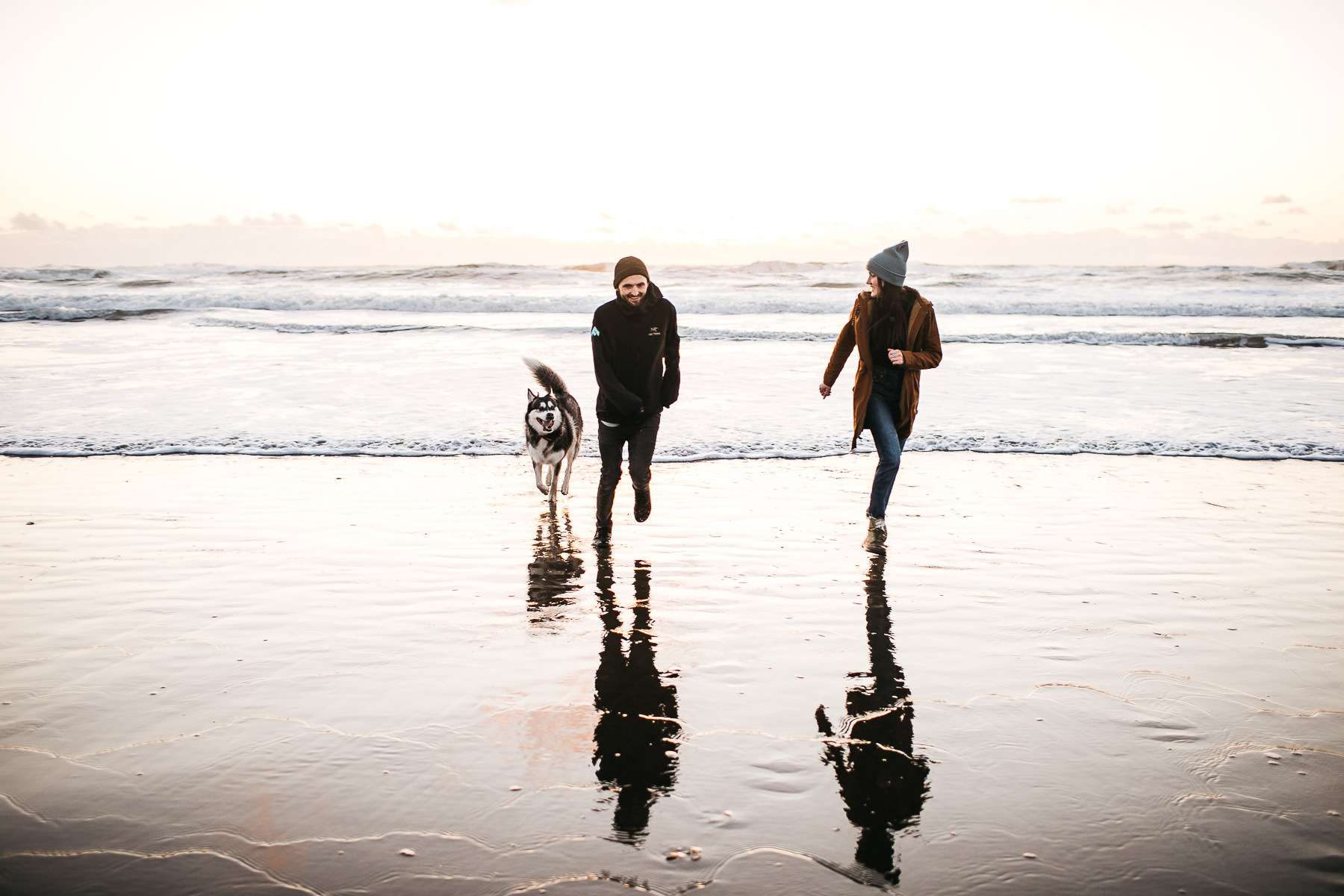 ocean-beach-sf-malamute-couple-session-golden-light-26