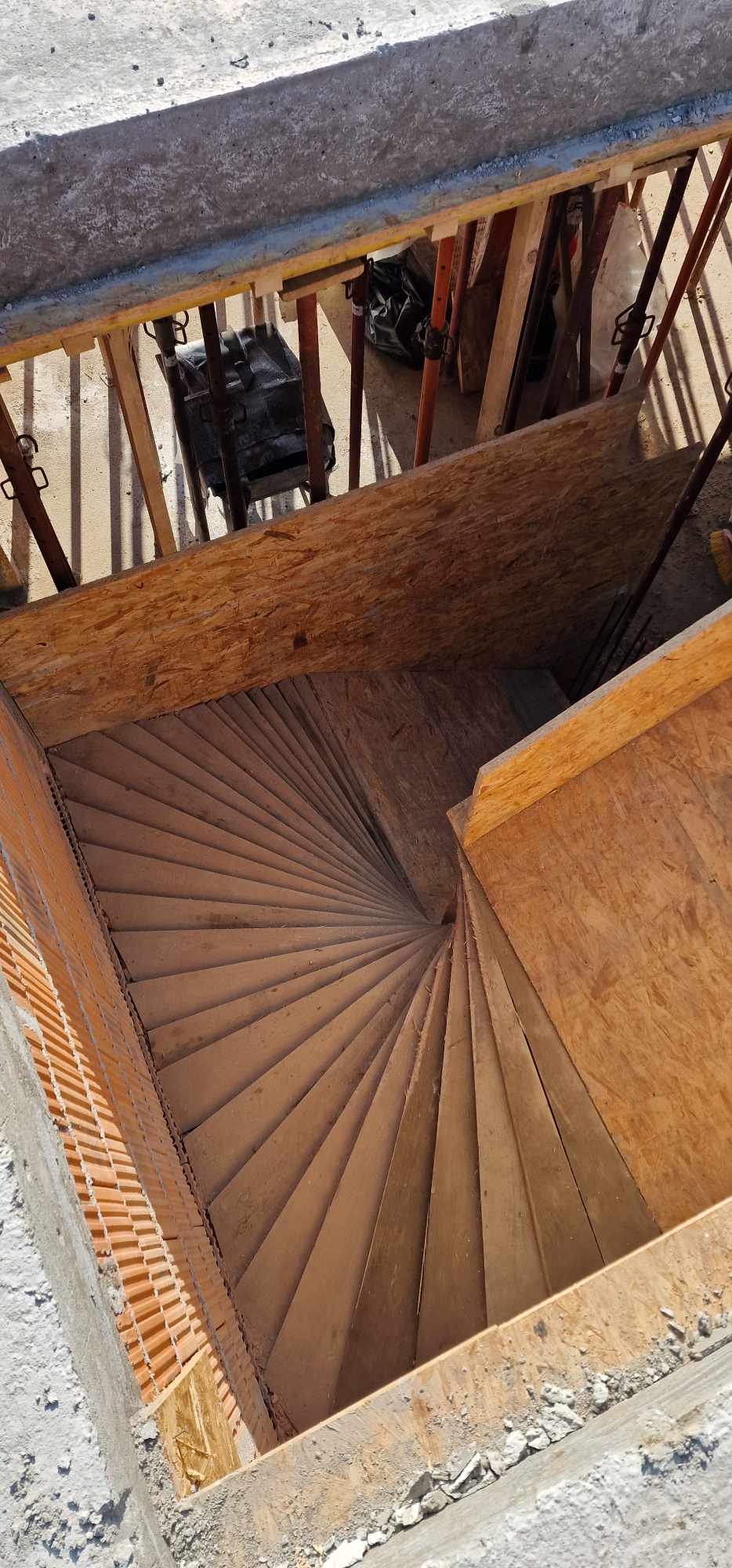 schody zabiegowe w dół