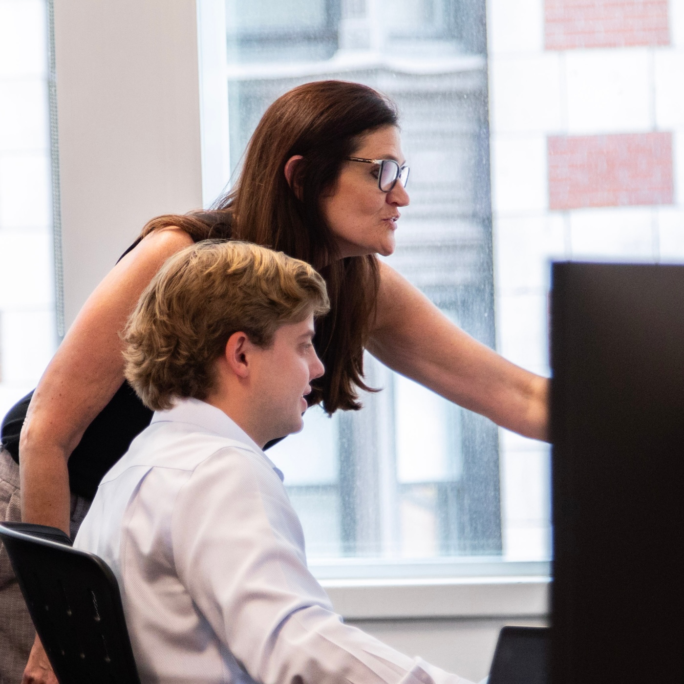 Mentor and mentee, in front of a computer
