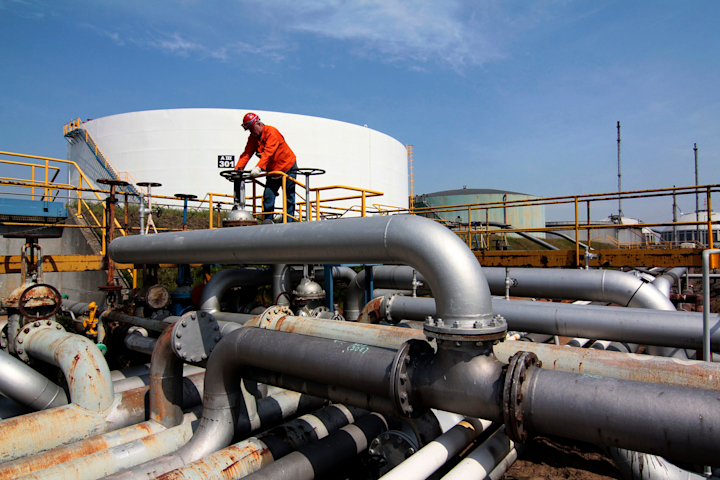 How To Get a Job on an Oil Rig With No Experience | Indeed.com
