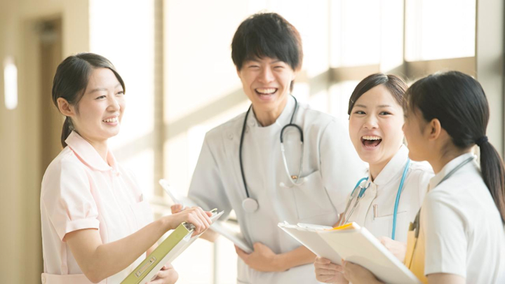 看護学生はつらい？実習や年間スケジュール、乗り越え方も解説 