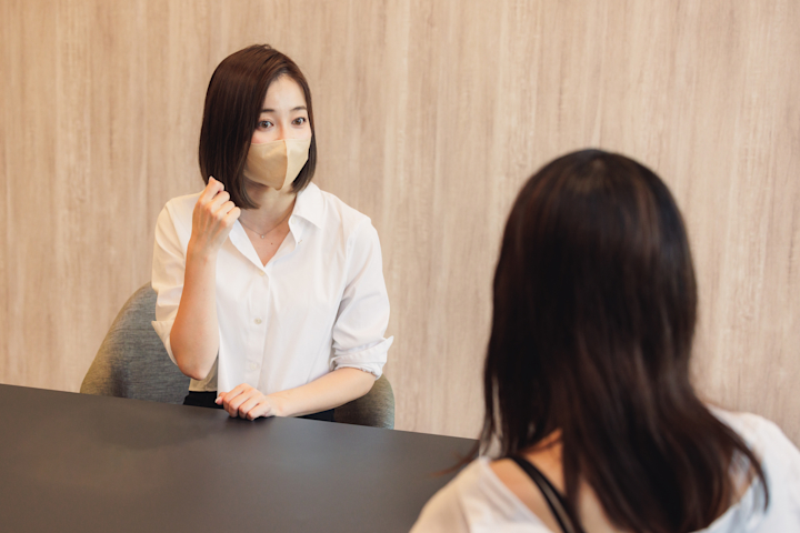 スキンケアについて話す山口さんの画像