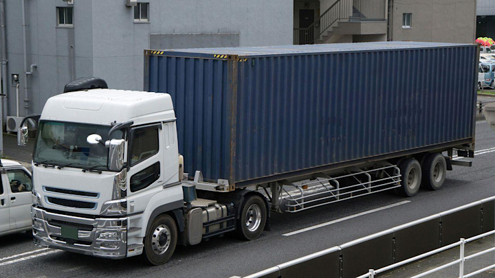 トレーラー運転手は未経験でもなれる？仕事内容や勤務形態、年収