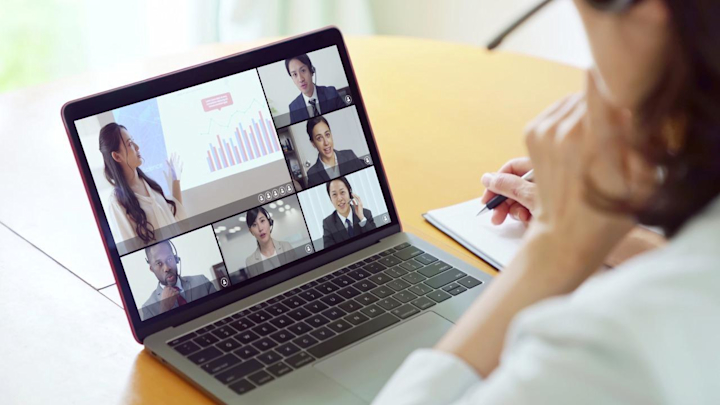 PCでビデオ会議ツールを使用する女性の画像