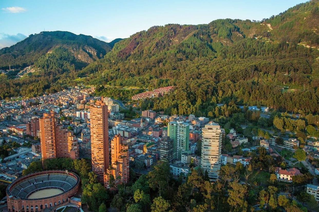 Die Stadt Bogota in Kolumbien ist von Wäldern umgeben dargestellt.