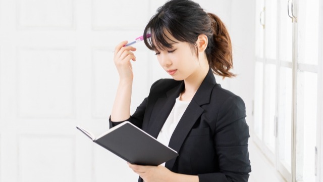 「最敬礼」の意味と使うシーン|会釈や敬礼との違いを解説 | Indeed (インディード)