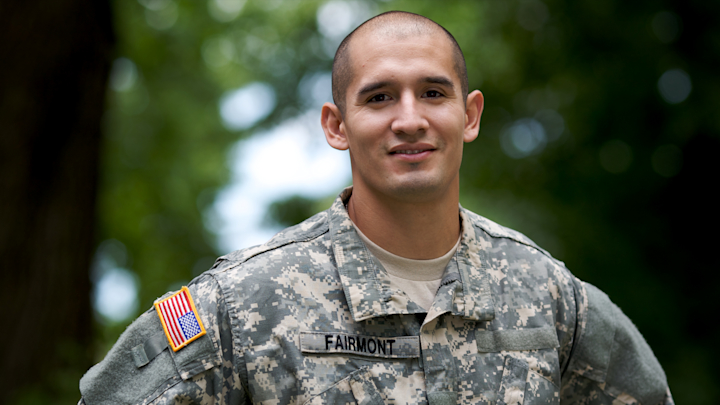 Imagen fotorrealista de militares de los Estados Unidos en formación, con un sargento al frente y soldados de diferentes rangos detrás, simbolizando la estructura jerárquica del ejército. Estilo cinematográfico, alta definición.