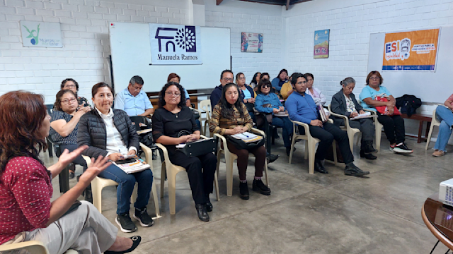Manuela Ramos entrega caja de herramientas sobre la Educación Sexual Integral a docentes de San Juan de Miraflores
