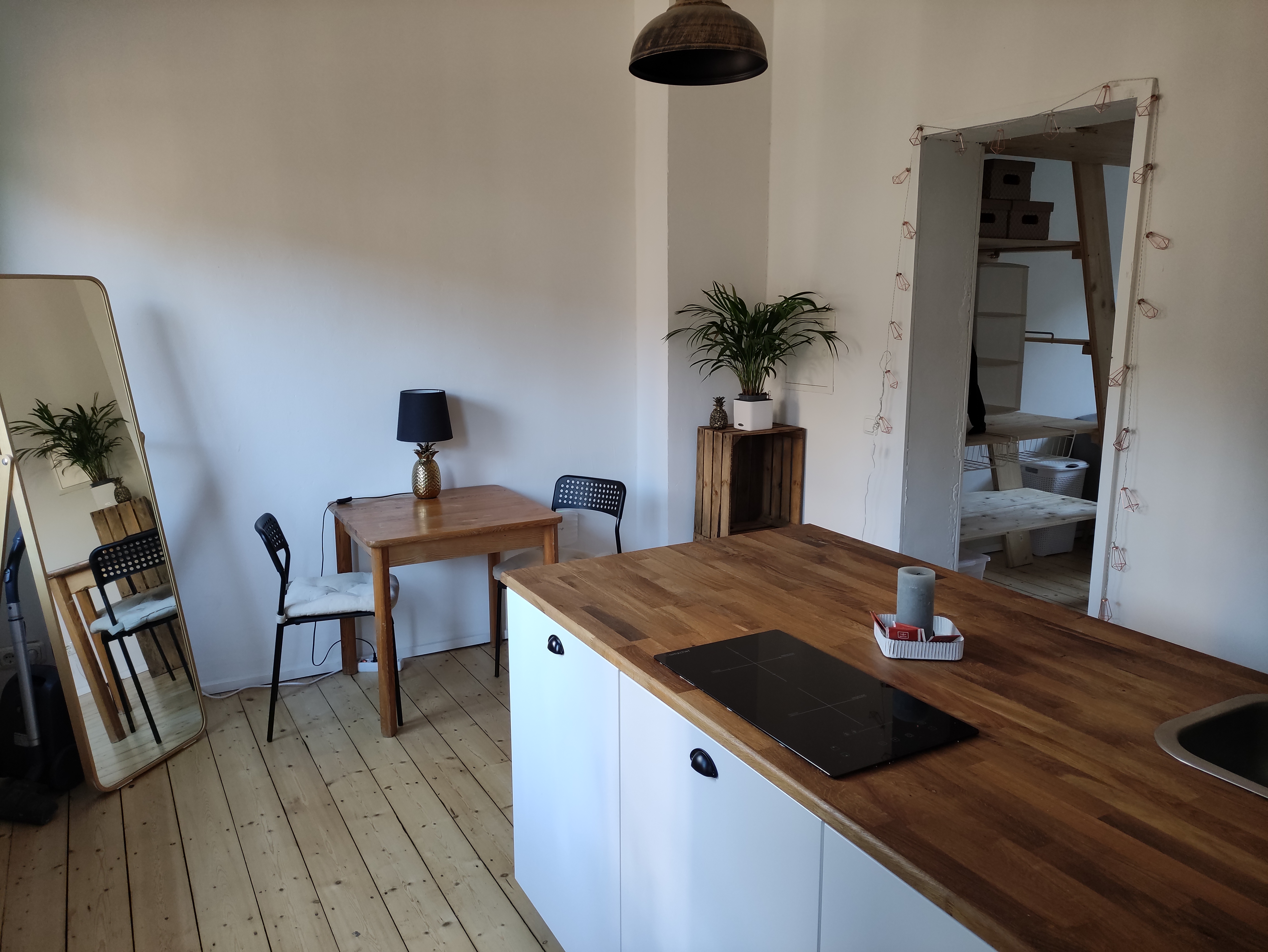 Küche mit Küchenzeile und Tisch