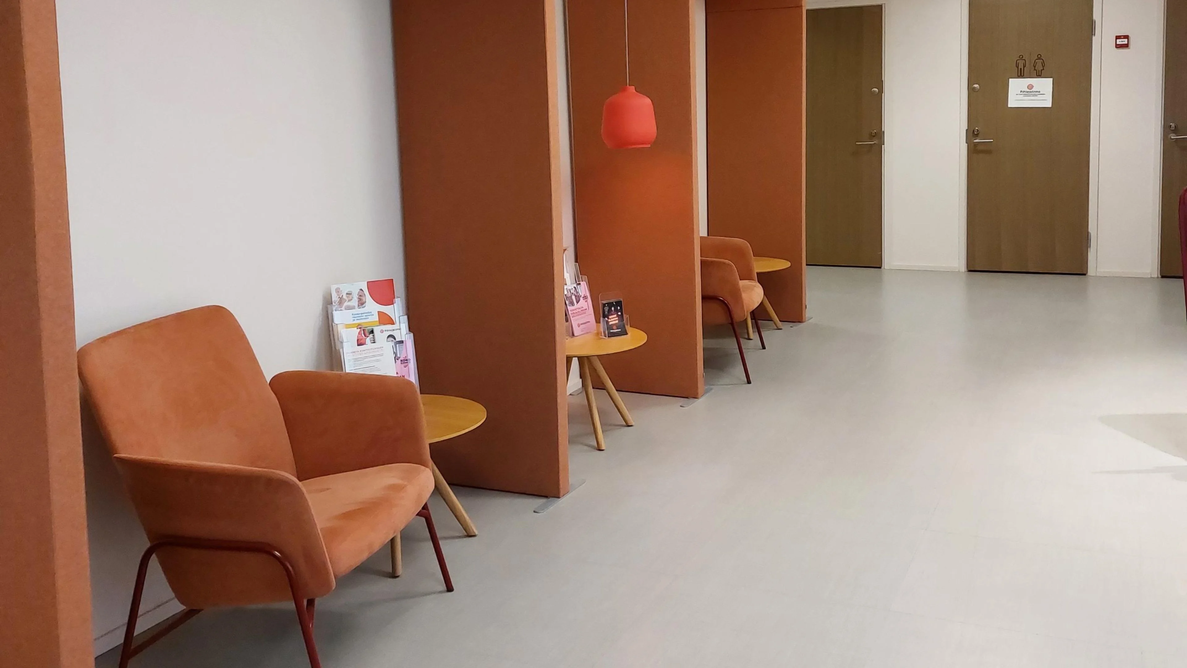 Tuoleja odotustilassa Pihlajalinnan toimipisteestä Oulun Isokadulta.