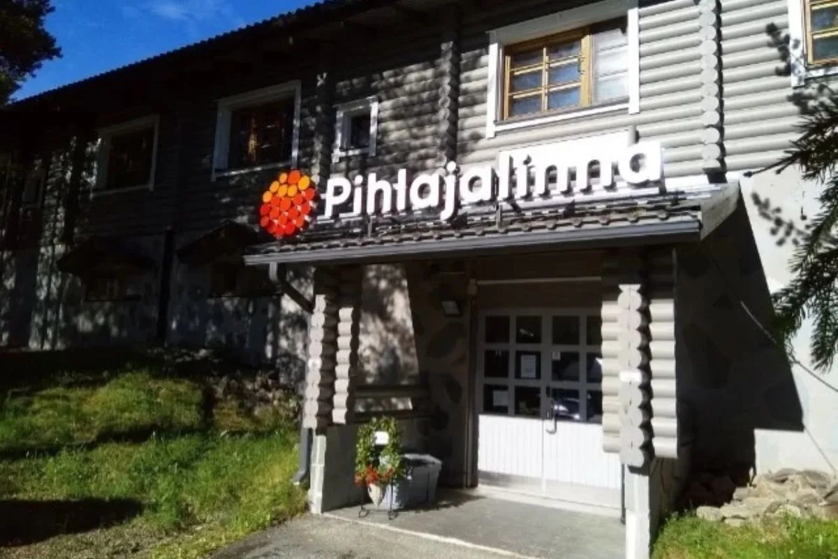 Pihlajalinna Levin sisäänkäynti kuvattuna.