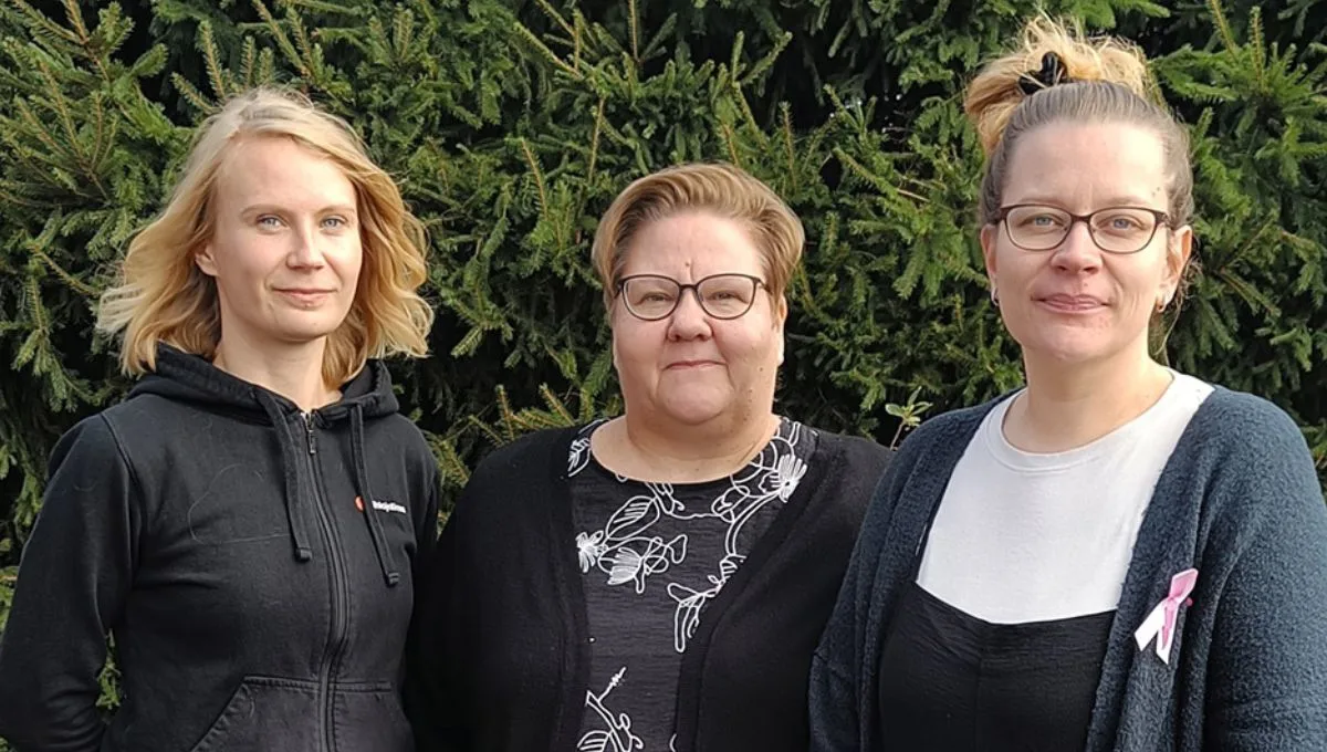 Ryhmäkuvassa Pihlajalinnan nimetty työterveyshoitaja Tiina Keränen, Keitele Groupin henkilöstöpäällikkö Minna Vinkki sekä HR-assistentti Maarit Qvick. 