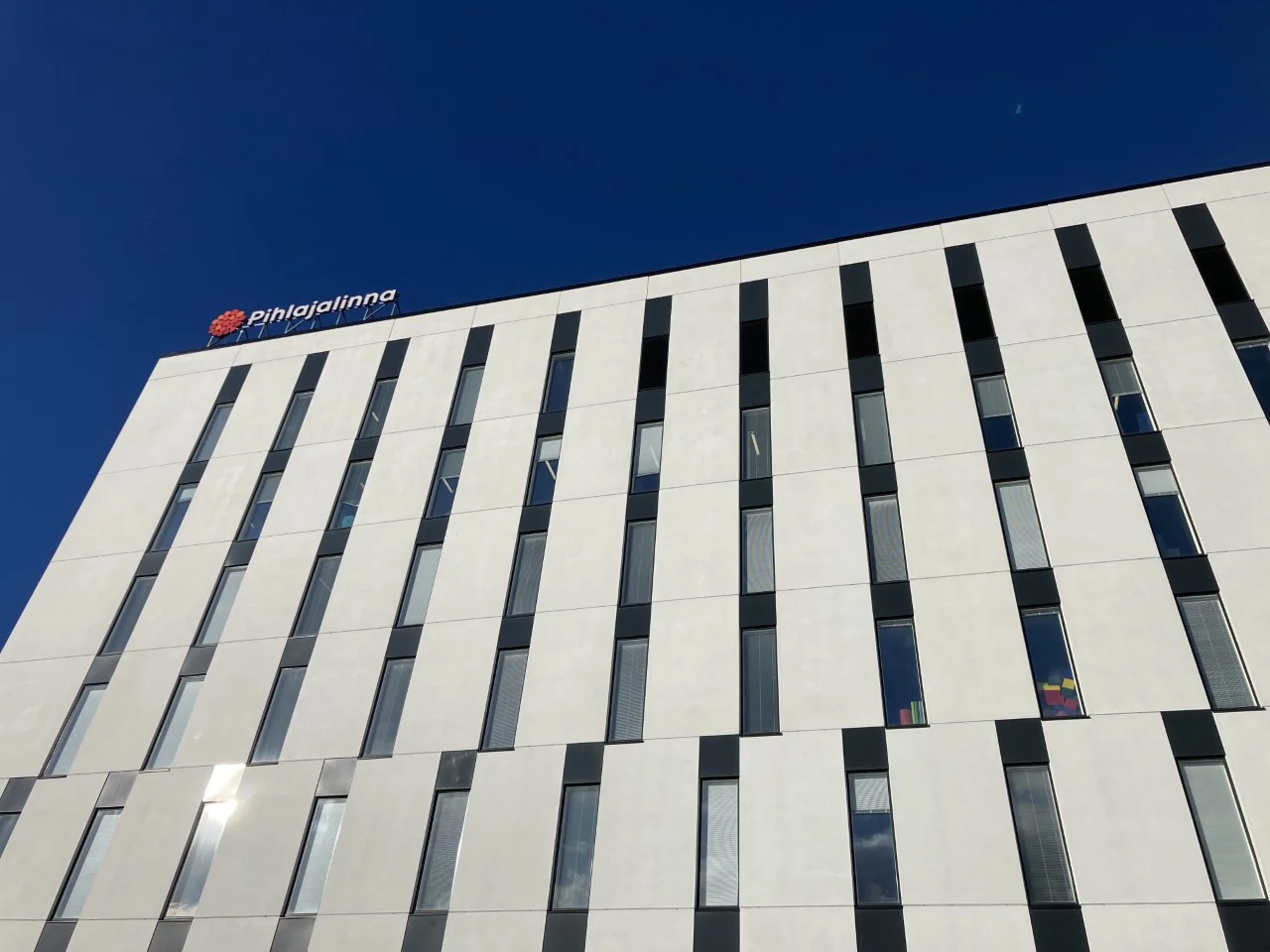 Sairaalan valkea seinä sinistä taivasta vasten