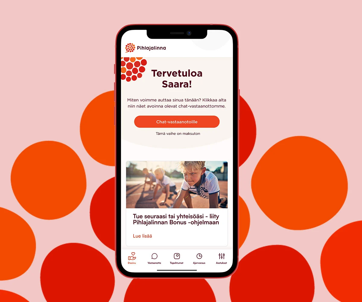 Pihlajalinnan mobiilisovelluksen aloitusnäkymä, jossa lukee 'Tervetuloa Saara!' sekä kutsu käyttää chat-vastaanottoa ilmaiseksi. Näkymässä on myös kuva lapsista juoksutelineissä ja linkki liittyä Pihlajalinnan Bonus -ohjelmaan.