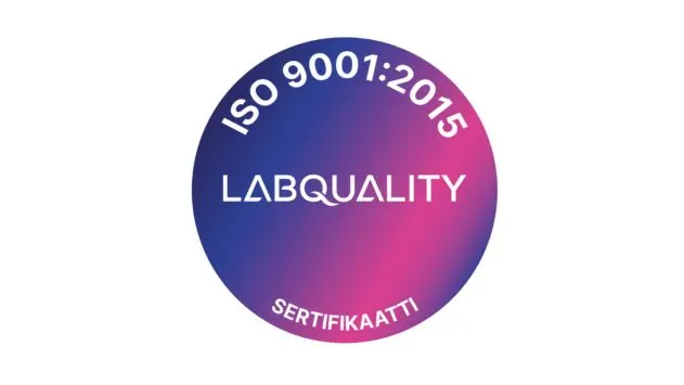 Tummanvioletti logo, jossa valkoista tekstiä