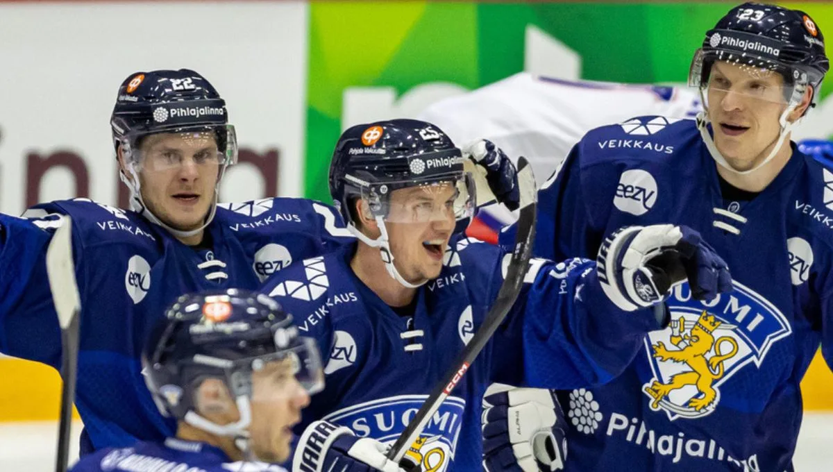 Suomen jääkiekkomaajoukkueen pelaajat juhlivat maalia sinisissä pelipaidoissaan jäällä.