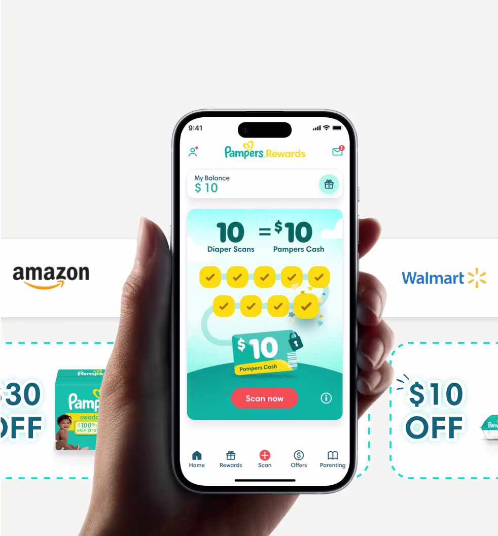Mano sosteniendo un teléfono que muestra la pantalla de inicio de la app de recompensas de Pampers