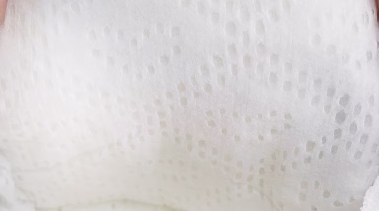 Un gros plan mettant en valeur la doublure de la couche Pampers Pure