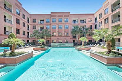 Resort-Style Pool at Camden Travis Street Apartments in Midtown Houston, Tx