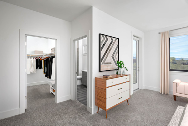 Camden-north-end-apartments-scottsdale-az-townhome-bedroom-with-ensuite-bathroom