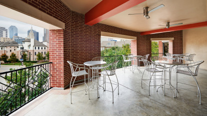 Outdoor resident lounge overlooking downtown dallas at Camden Farmers Market Apartments in Dallas, TX