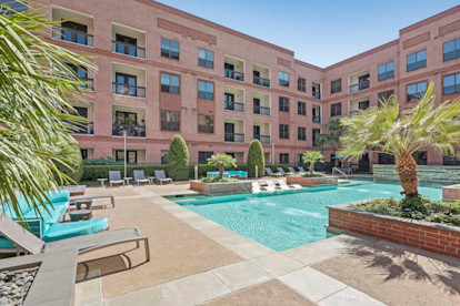 Lounge chairs, sun deck, and expansive pool at Camden Travis Street Apartments in Midtown Houston, Tx