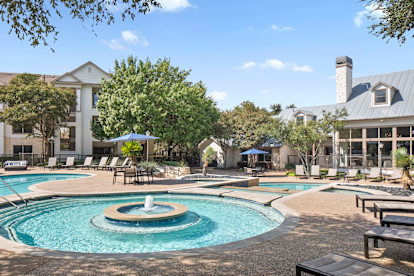 Resort-style pool with multiple levels at Camden Stoneleigh apartments in Austin, TX