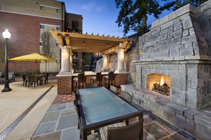 Outdoor dining and fireplace