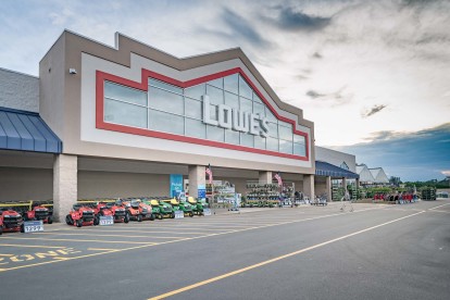 Nearby lowes and other shopping