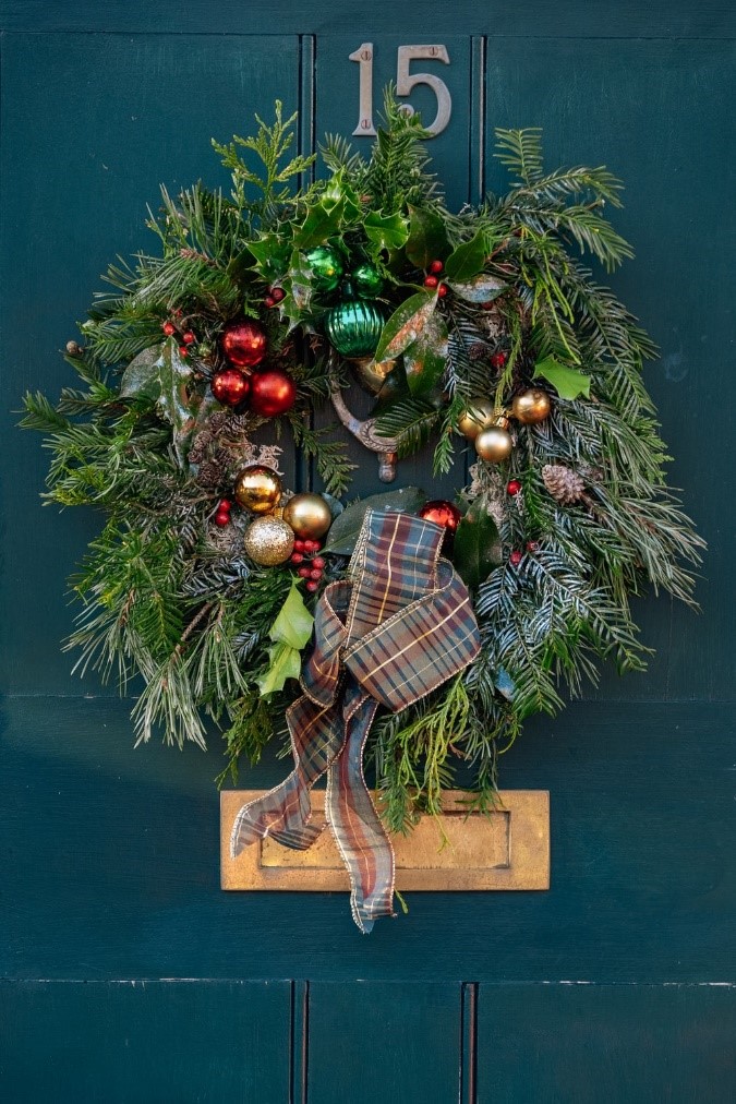 door wreath, holiday wreath, christmas wreath, door decor

photo courtesy of Roger Bradshaw on Unsplash
