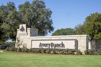 Neighborhood Avery Ranch shopping center close to Camden Brushy Creek