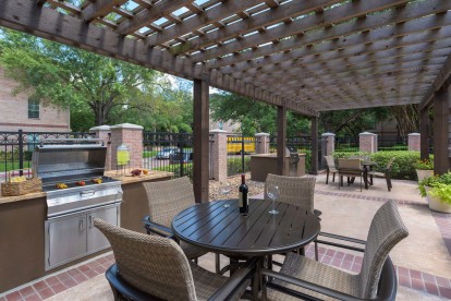 Outdoor grill and dining area at Camden Greenway Apartments in Houston, TX