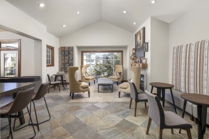 Clubhouse with multiple seating areas and space to work at Camden Cedar Hills