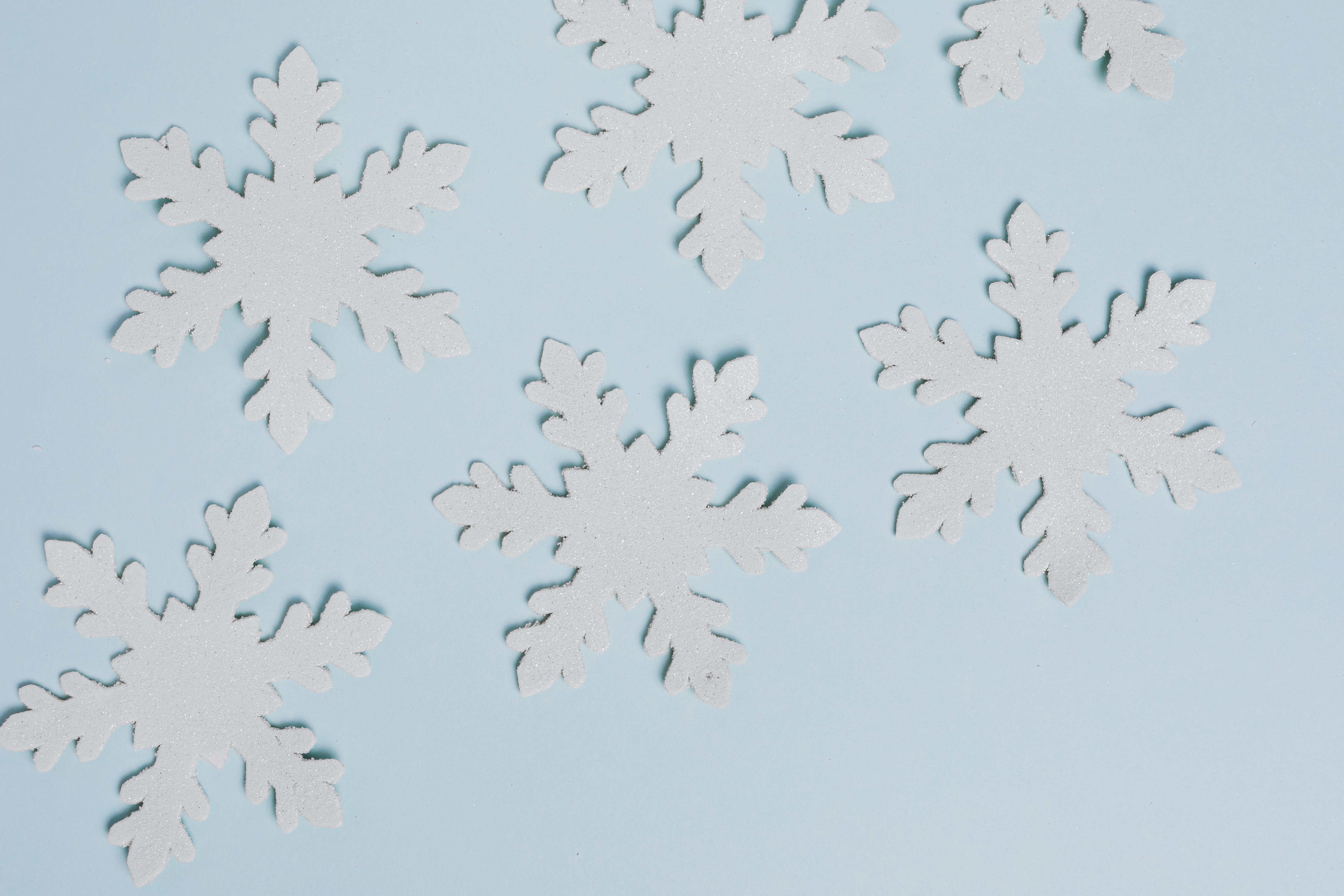 https://www.pexels.com/photo/snowflakes-on-blue-background-5485049/