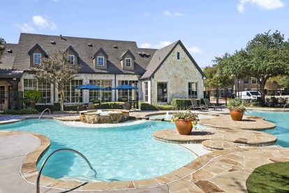 Second pool and clubhouse at Camden Shadow Brook apartments in Austin, TX