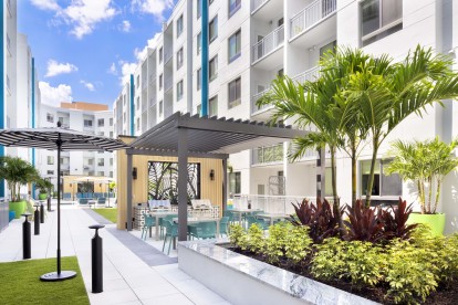 Poolside lounge area at Camden Thornton Park in Orlando, FL