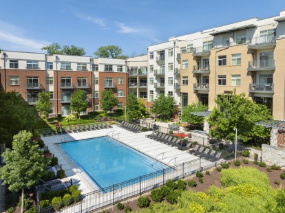 Aerial view of resort-style pool and sundeck at Camden Franklin Park apartments in Franklin, TN