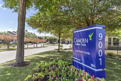 Front entry welcome sign at Camden Amber Oaks