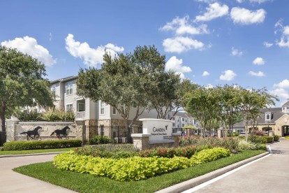 The front entrance of Camden Downs at Cinco Ranch Apartments in Katy, TX. 