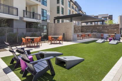 Camden Tempe West Apartments in Tempe Arizona outdoor barbecue grilling area near the pool and corn hole 