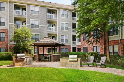 Outdoor grills and dining area at Camden Heights Apartments in Houston, TX