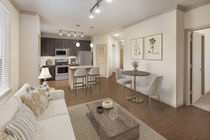 Open-concept living room and kitchen with dining area at Camden La Frontera