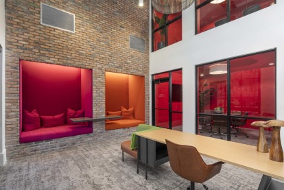 Camden Tempe West Apartments in Tempe Arizona open-concept community workspace with options for private conference rooms and built-in banquette seating 