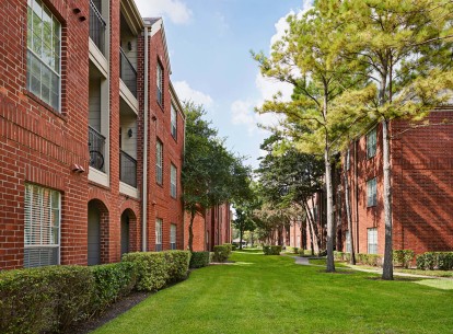 Green landscaped courtyard walking trail