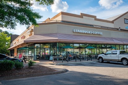 Nearby starbucks and other restaurants