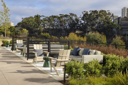 Camden Hillcrest Apartments San Diego CA outdoor resident lounge with ample seating