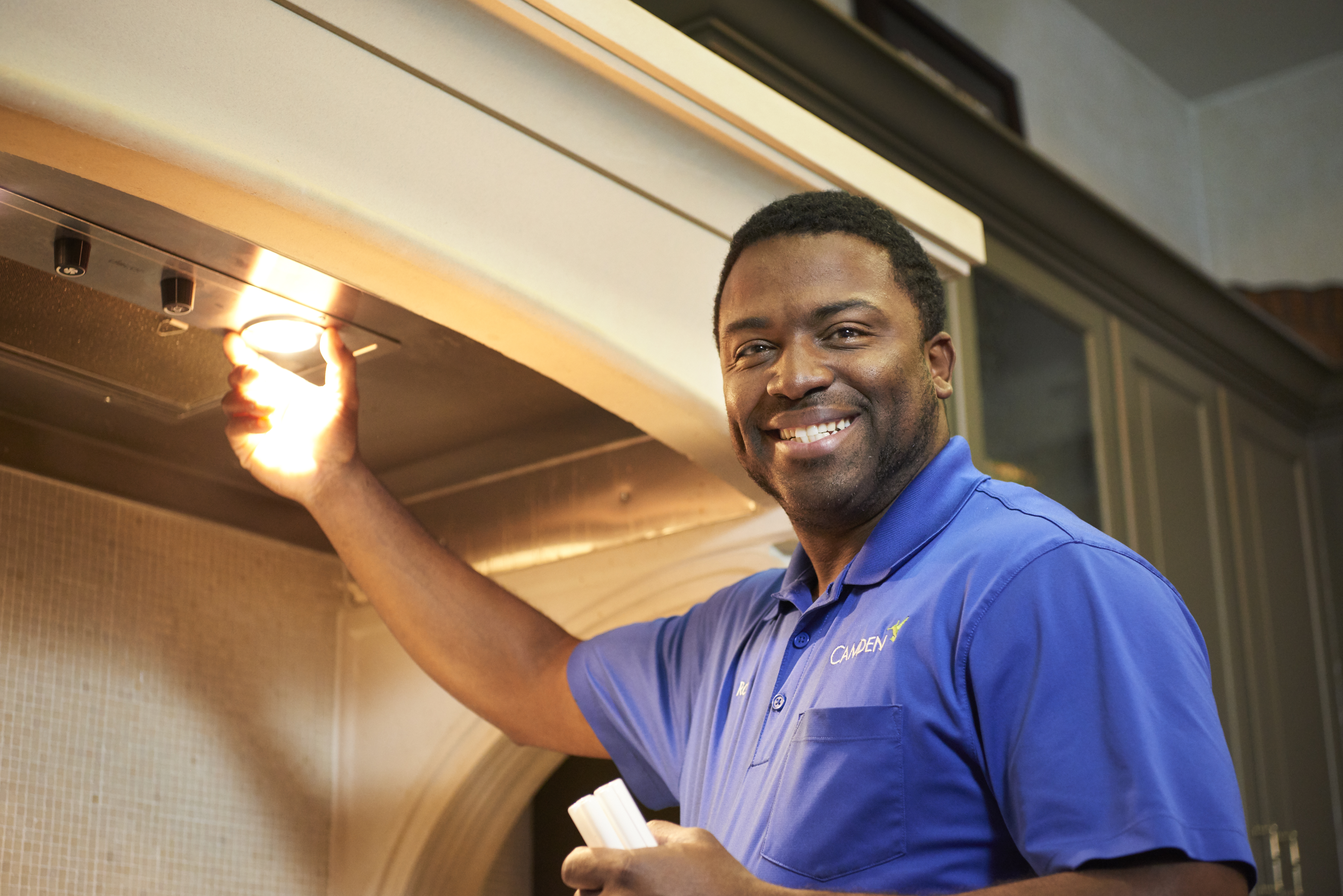 30227642-maintenance-bulb-change_0.jpg